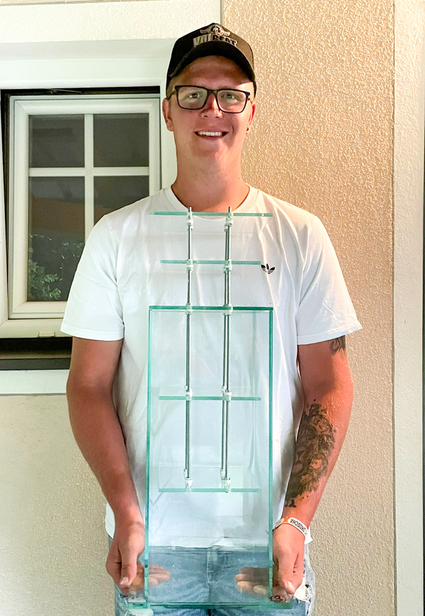Daniel Grißmann präsentiert sein Lehrabschlussprojekt: eine maßgeschneiderte UV-verklebte Glasvitrine
